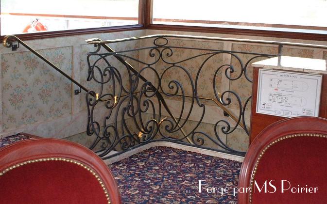 Garde-corps et rampe d'escalier en fer forgé style louis xv avec feuille recouverte d'or